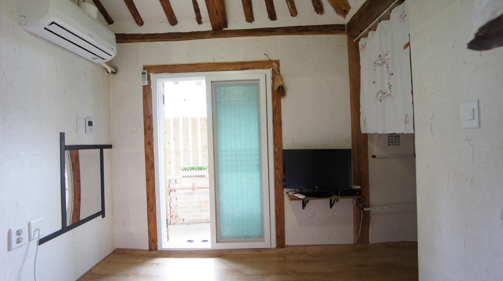 1928 Suimmaru Hanok Guesthouse Jeonju Værelse billede