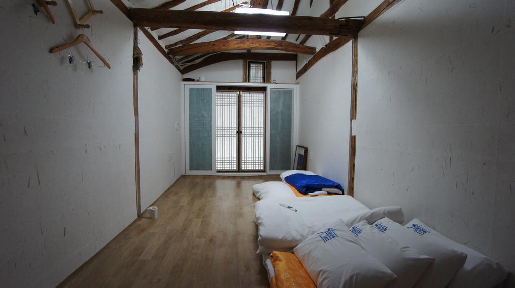 1928 Suimmaru Hanok Guesthouse Jeonju Værelse billede